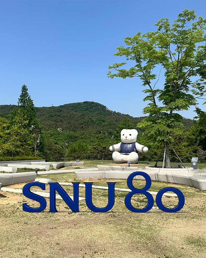 캠퍼스에 설치된 SNU 80 조형물